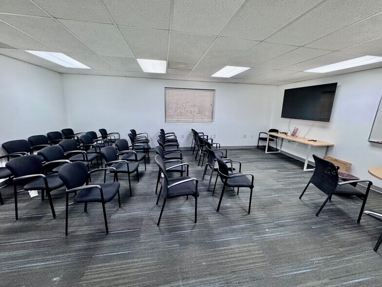 More Photos Of 45726 Elmwood Ct, Sterling Warehouse For Lease