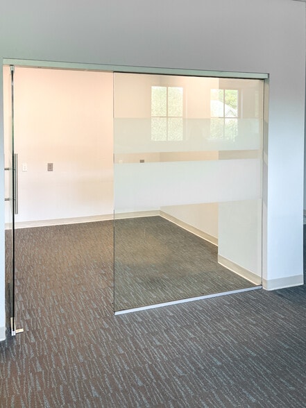 More Photos Of 295 Seven Farms Dr, Daniel Island Office For Lease