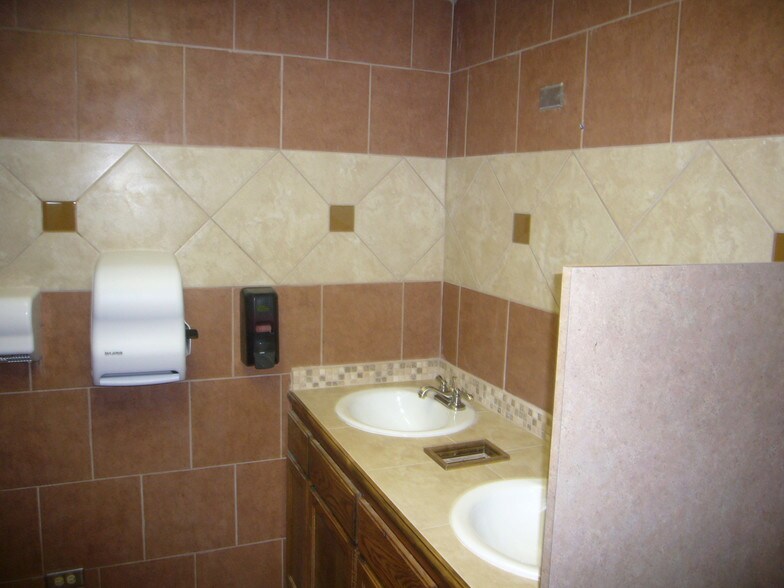 More Photos Of 2402-2406 Commercial Ave, San Antonio Medical For Sale