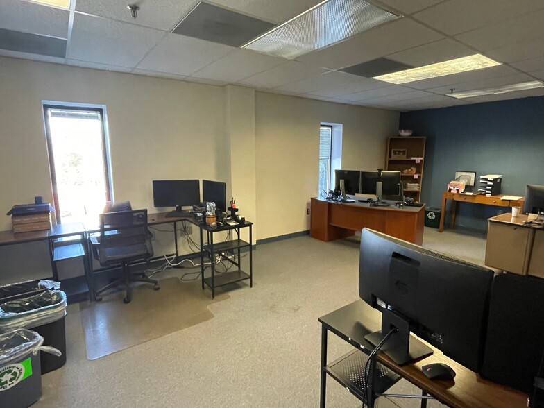 More Photos Of 110 Vista Centre Dr, Forest Office For Lease