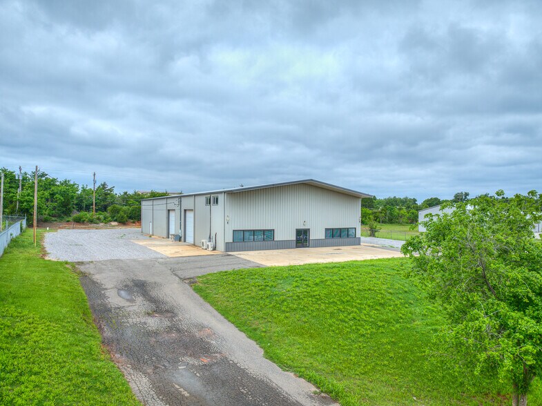 More Photos Of 6355 Boucher Dr, Edmond Showroom For Lease