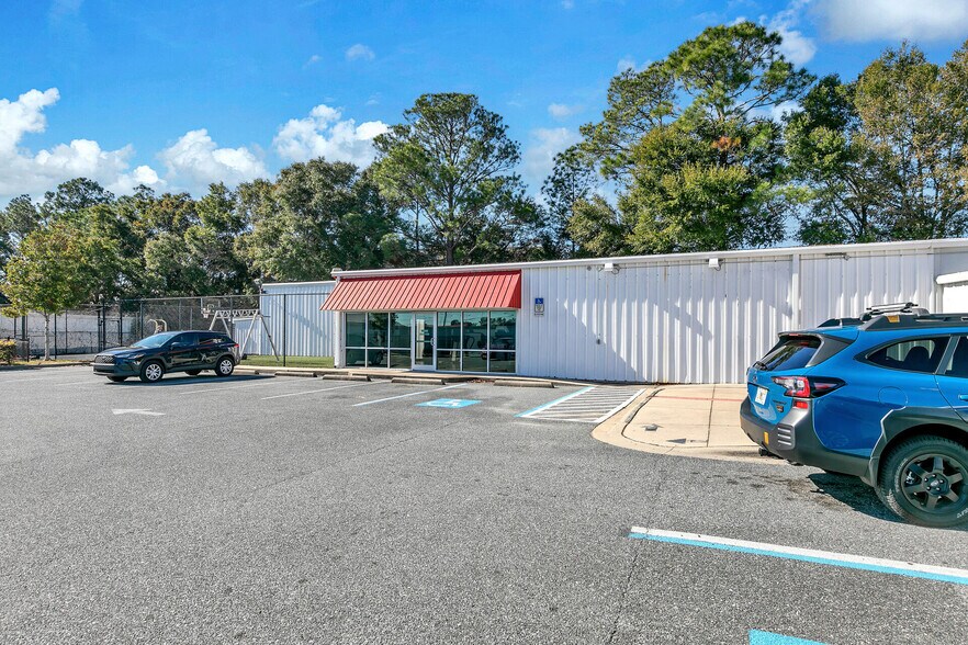 More Photos Of 2500 S Ferdon Blvd, Crestview Storefront For Lease