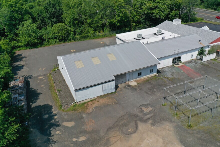 More Photos Of 147 Meriden Rd, Middlefield Garden Center For Lease