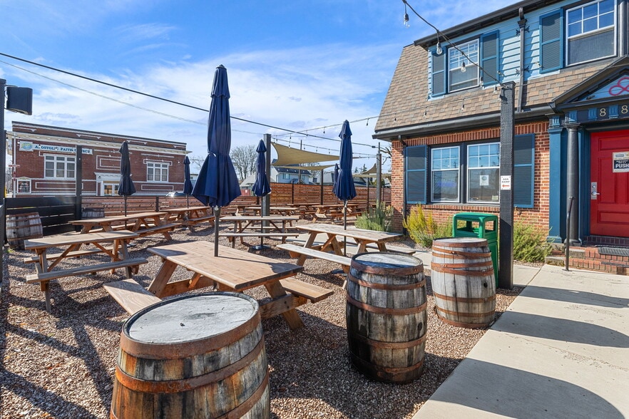 More Photos Of 883 SW Church St, Dallas Restaurant For Sale