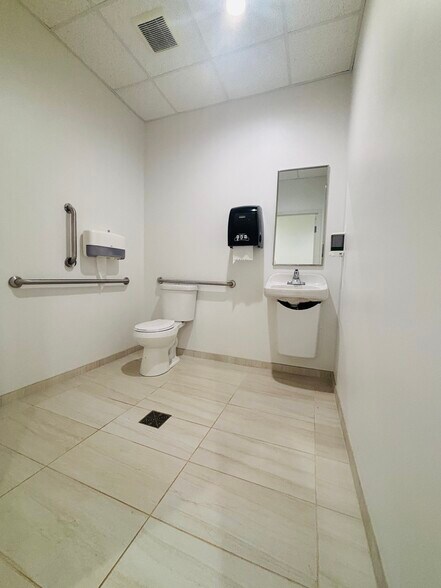 More Photos Of 131 Parkwood Cir, Carrollton General Retail For Lease