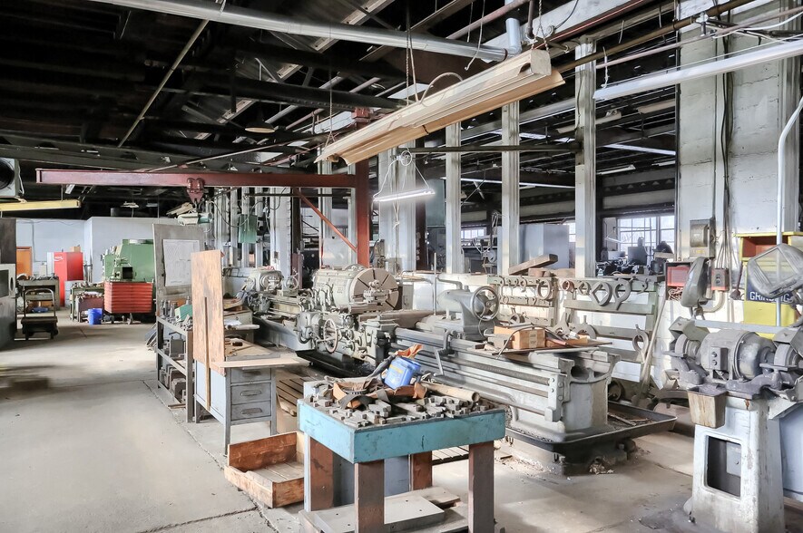 More Photos Of 800 N Water Ave, Sharon Service For Lease