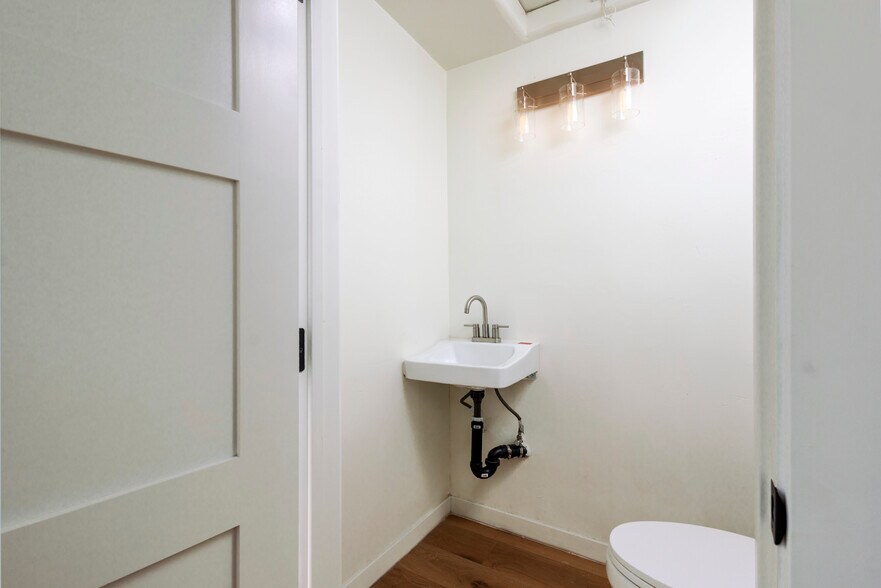 More Photos Of 249 S Robertson Blvd, Beverly Hills Storefront Retail Office For Lease