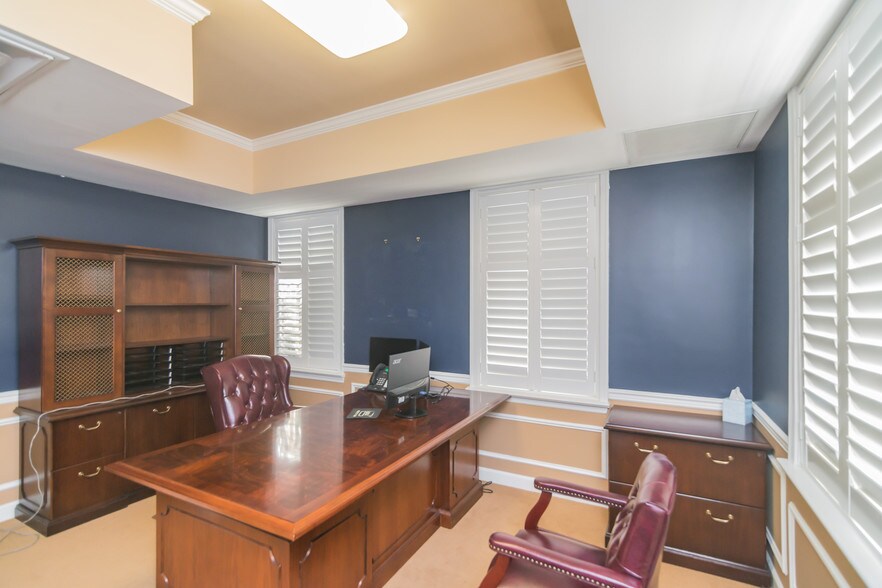 More Photos Of 410 Pine St SE, Vienna Office For Sale