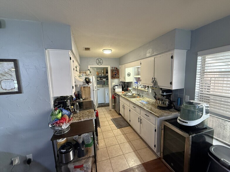 More Photos Of 1640 Lindbergh Dr, Beaumont Specialty For Sale