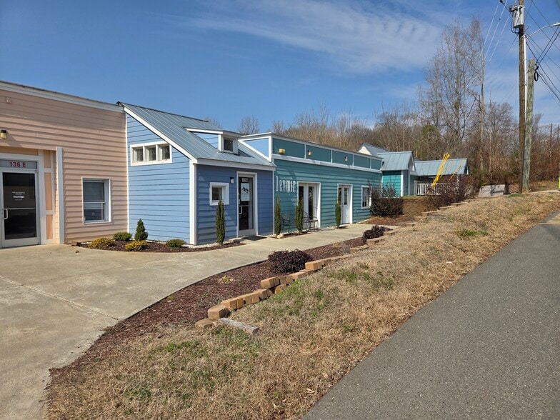 More Photos Of 136 Fayetteville St, Pittsboro General Retail For Lease