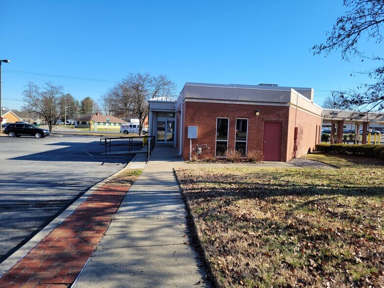 More Photos Of 2659 Charlestown Rd, New Albany Bank For Lease