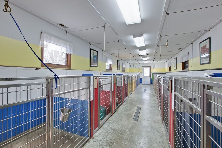 More Photos Of 4403 S Roberts Rd, Island Lake Veterinarian Kennel For Sale