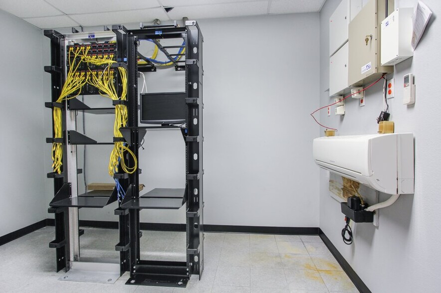 More Photos Of 1921 Corporate Dr, San Marcos Office For Lease