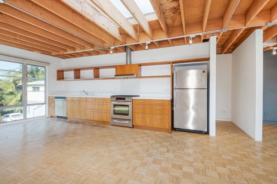 More Photos Of 503 Boccaccio Ave, Venice Loft Creative Space For Lease