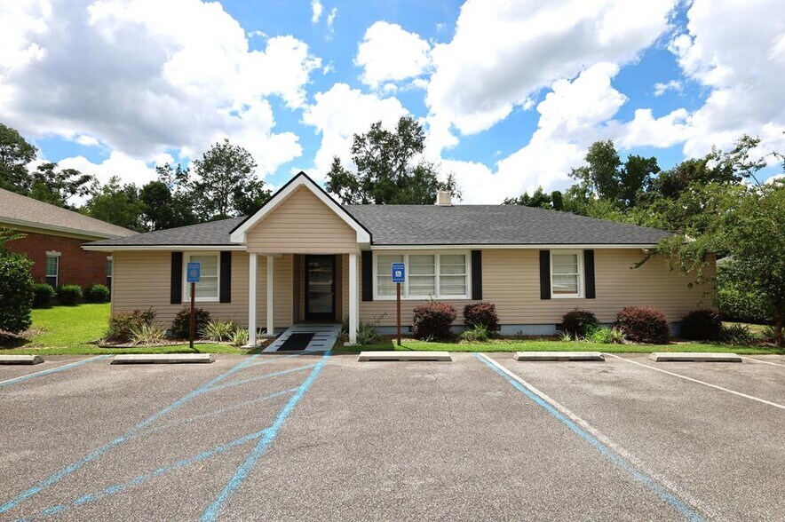 Primary Photo Of 2914 N Oak St, Valdosta Office For Lease
