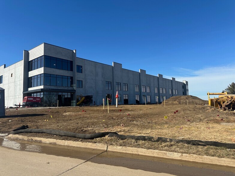 More Photos Of 6001 Thornton Ave, Des Moines Industrial For Lease