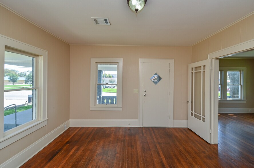 More Photos Of 404 W Main St, Bellville Office Residential For Sale