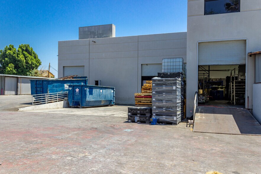 More Photos Of 10443 Arminta St, Sun Valley Warehouse For Sale