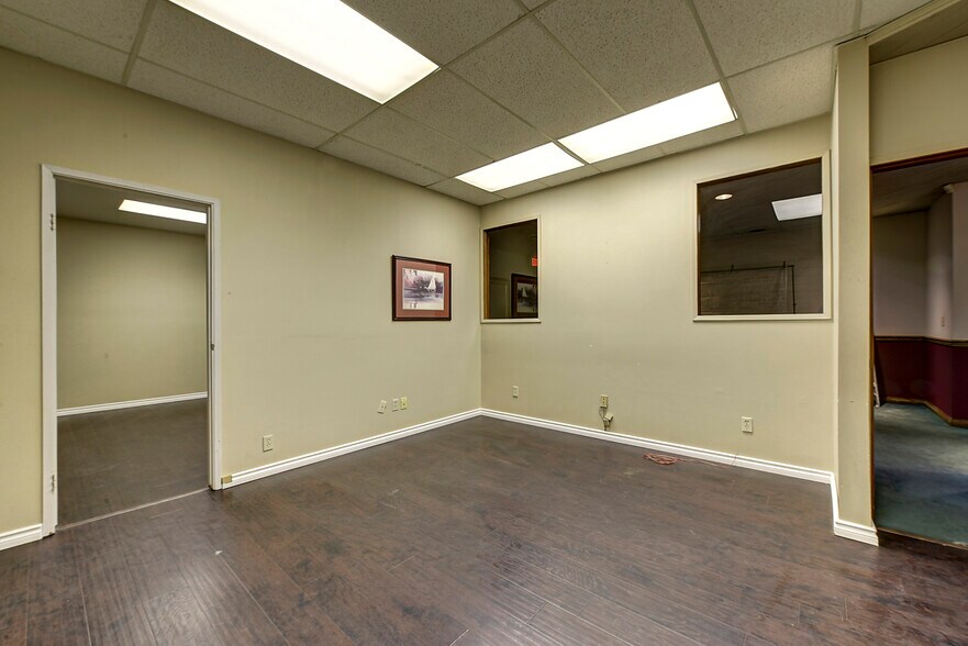 More Photos Of 586 Leon Av, Kelowna Office For Lease