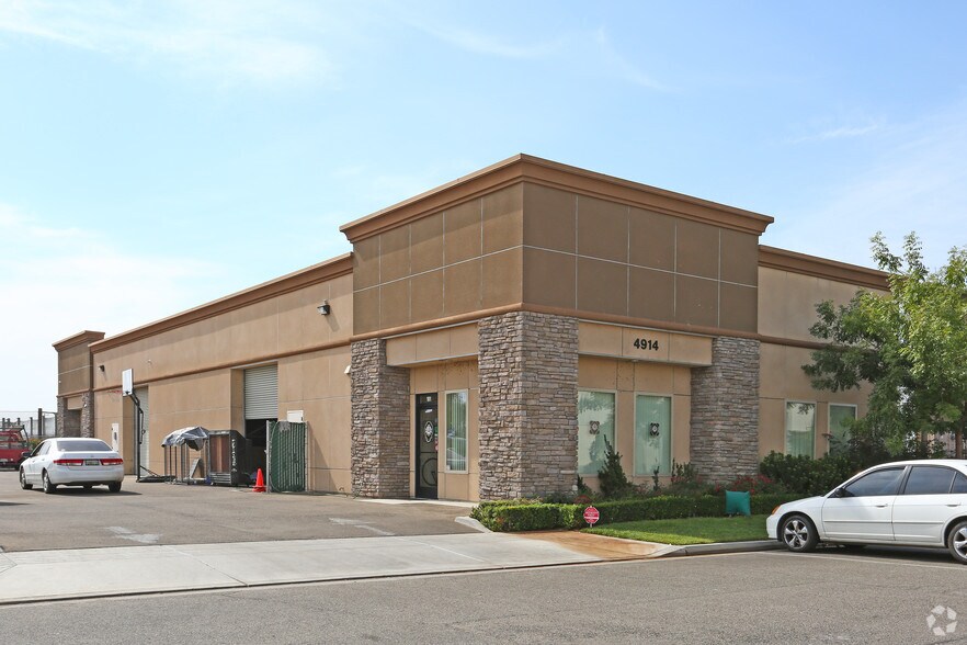Primary Photo Of 4914 E Ashlan Ave, Fresno Warehouse For Lease