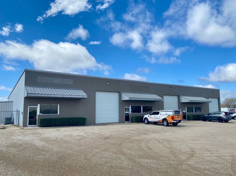 More Photos Of 5809 N State Highway 6, Waco Warehouse For Lease