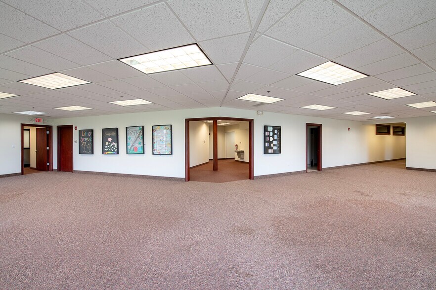 More Photos Of 387 Golfview Ln, Highland Heights Office For Sale