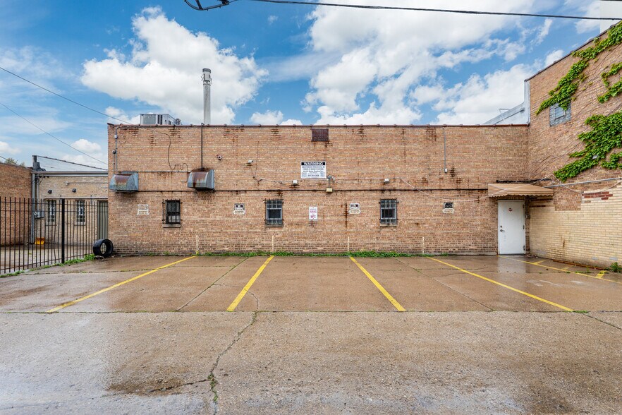 More Photos Of 7541 N Western Ave, Chicago Office For Sale
