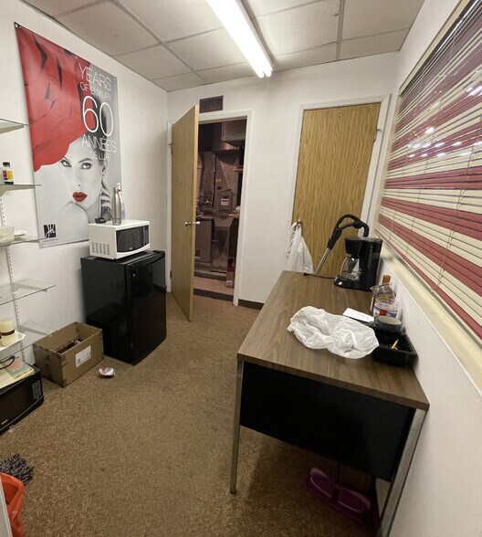 More Photos Of 3411 Roblin Blvd, Winnipeg Freestanding For Sale