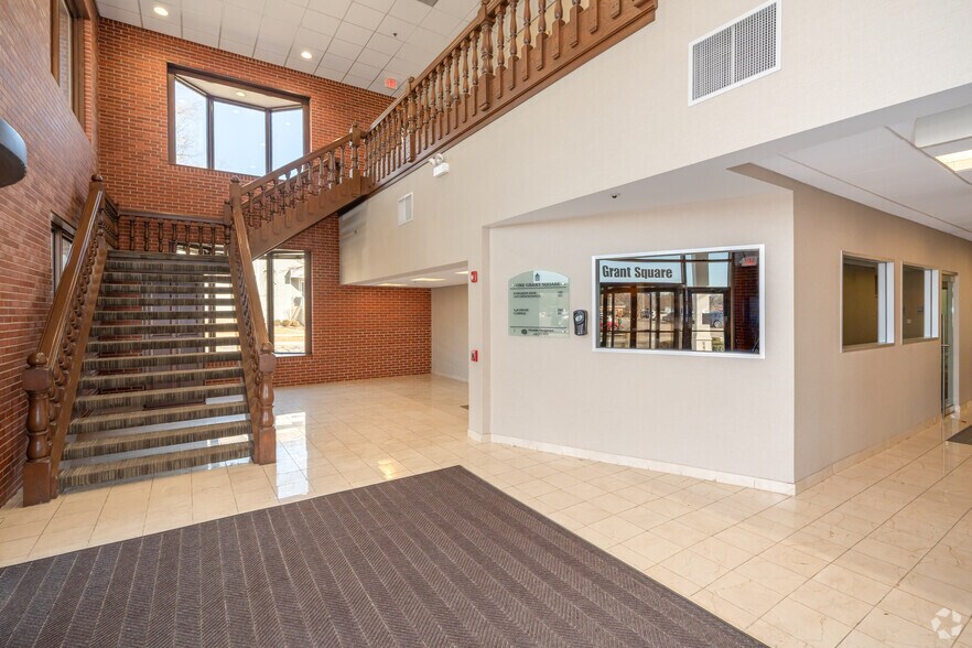 More Photos Of 1-10 Grant Sq, Hinsdale Storefront Retail Office For Lease