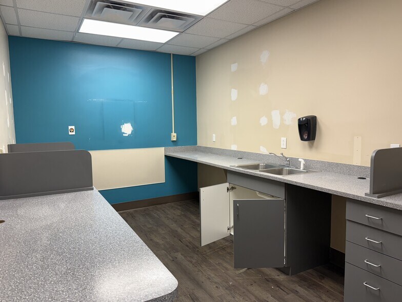 More Photos Of 4 Physicians Park, Frankfort Healthcare For Sale