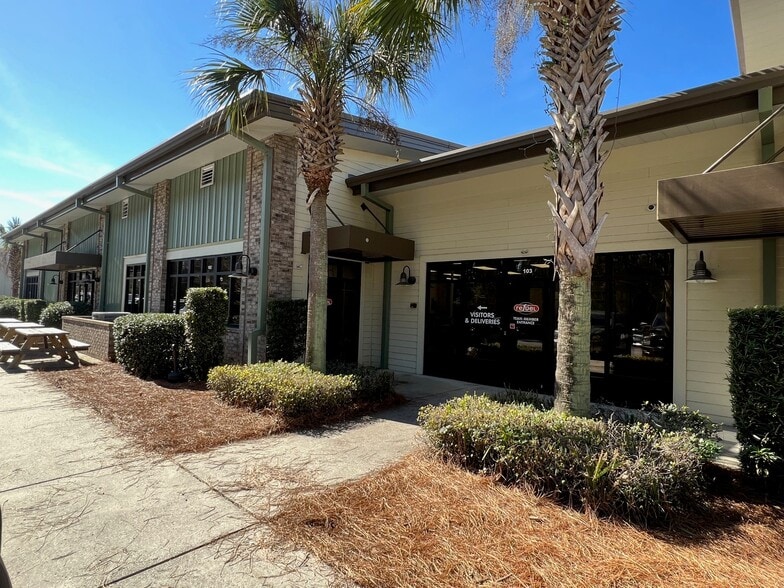 More Photos Of 547 Long Point Rd, Mount Pleasant Flex For Lease