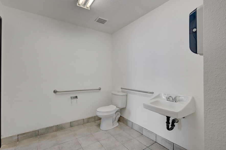 More Photos Of 1997 Whitney Mesa Dr, Henderson Warehouse For Lease