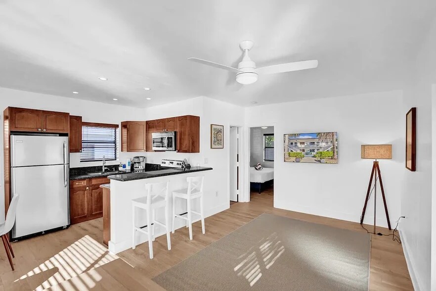 More Photos Of 333 Walnut St, Hollywood Hotel For Sale