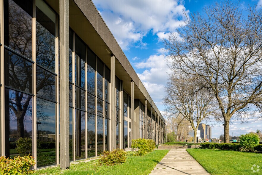 More Photos Of 26250 Northwestern Hwy, Southfield Office For Sale