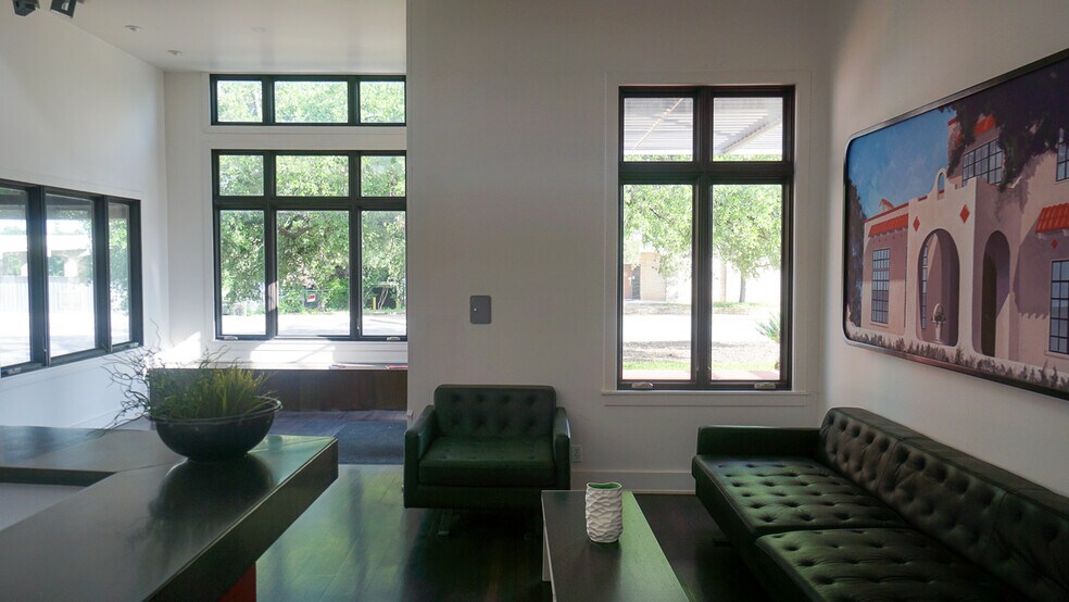 More Photos Of 106 Bagdad Ave W, Round Rock Office For Sale