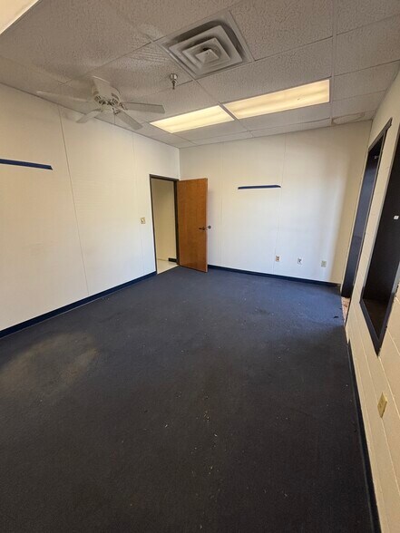 More Photos Of 315-330 E Spring St, Palestine Unknown For Lease