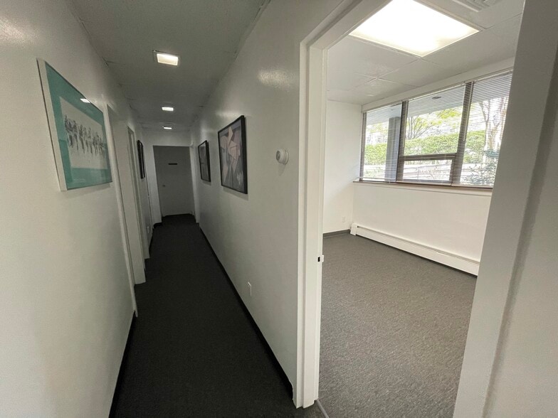 More Photos Of 20-24 Park Pl, Great Neck Office Residential For Lease