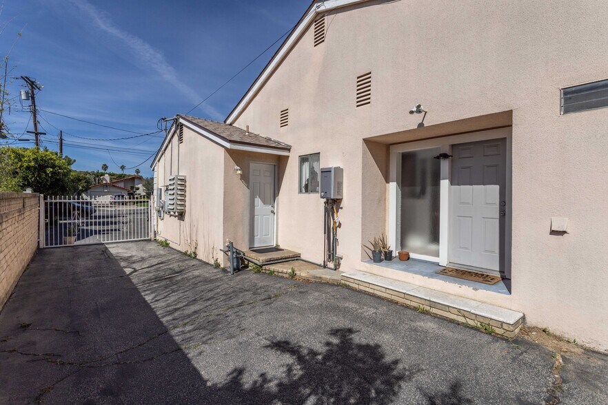 More Photos Of 9826 Columbus Ave, North Hills Multifamily For Sale