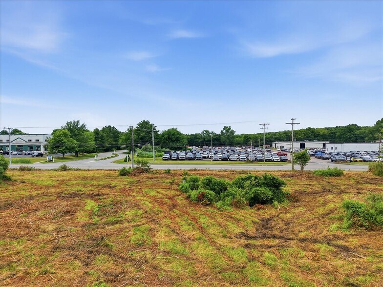 More Photos Of 16 Stonington Rd, Mystic Storefront For Sale