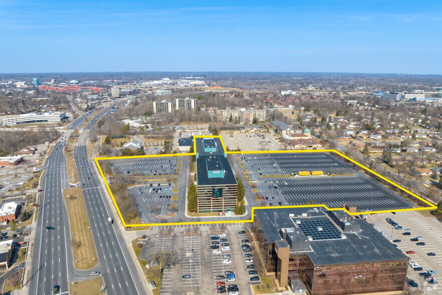 More Photos Of 25300-25330 Telegraph Rd, Southfield Office For Sale
