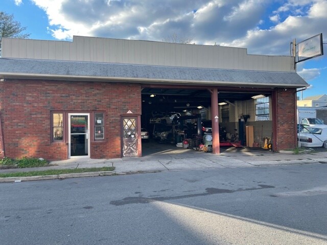 Primary Photo Of 15 New Cedar, Hamilton Auto Repair For Sale
