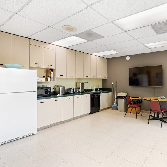 More Photos Of 25260 SW Parkway Ave, Wilsonville Office For Sale
