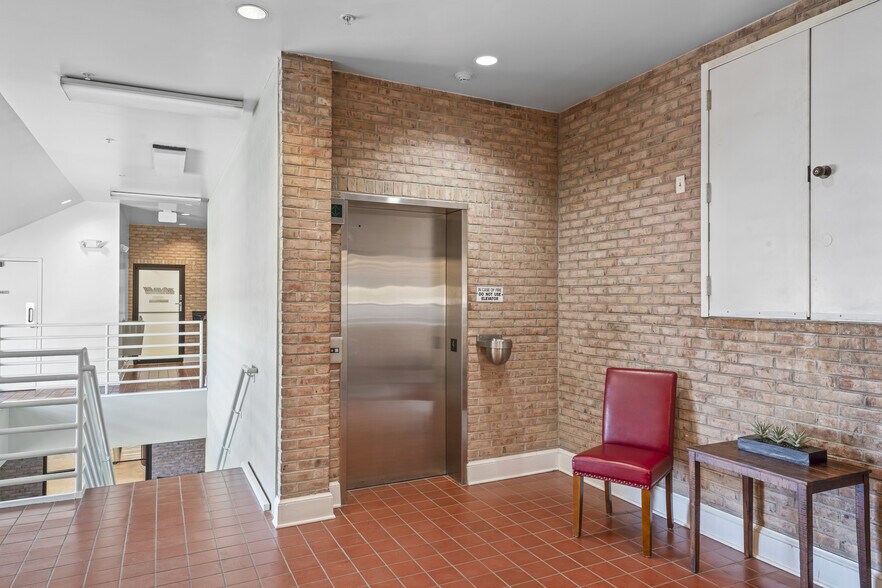 More Photos Of 602 S King St, Leesburg Medical For Sale