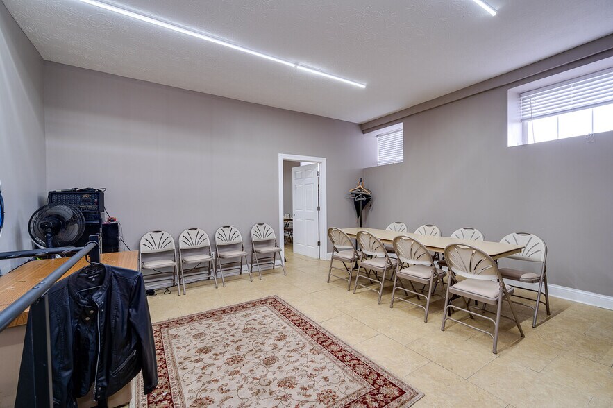 More Photos Of 6962 Coles Rd, Middletown General Retail For Sale