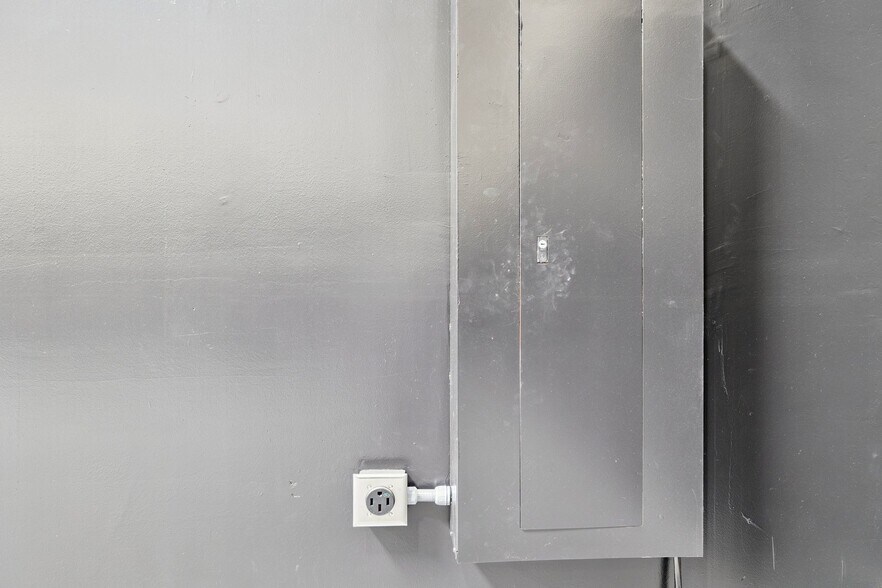 More Photos Of 9096 E Bahia Dr, Scottsdale Showroom For Lease