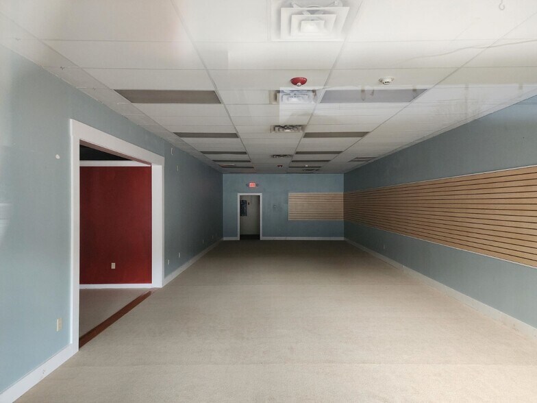 More Photos Of 1976 White Mountain Hwy, North Conway Storefront Retail Office For Lease