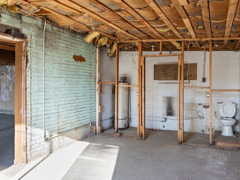 More Photos Of 428 S 3rd Ave, Chatsworth Freestanding For Sale