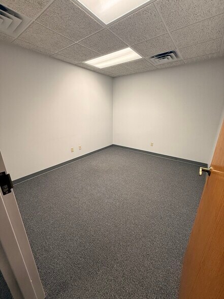 More Photos Of 2804 Boilermaker Ct, Valparaiso Office For Lease
