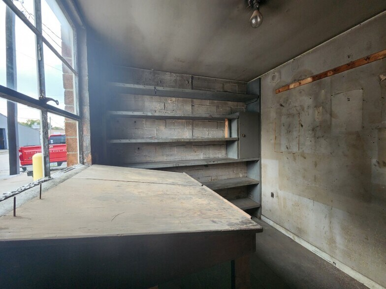 More Photos Of 708-712 S Jefferson Ave, Mason City Warehouse For Sale
