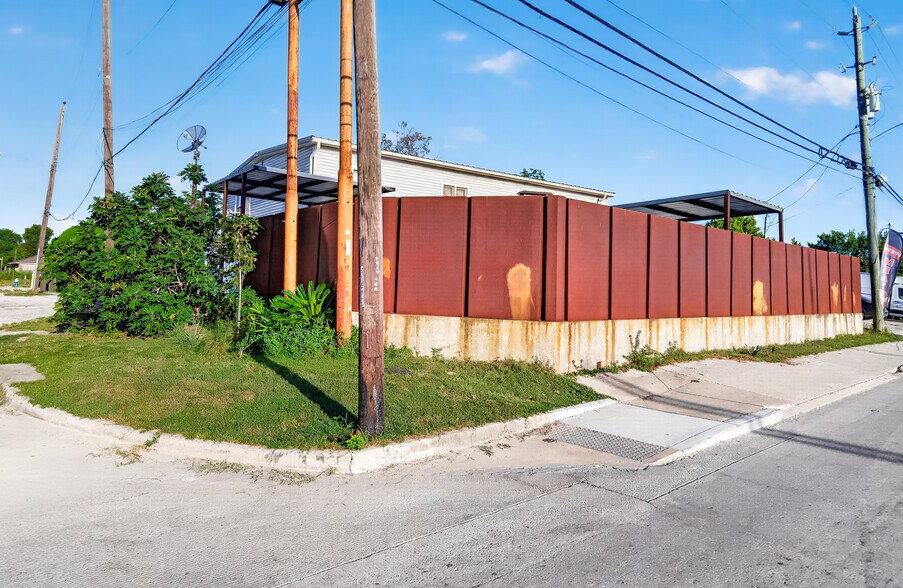 More Photos Of 702 Marcella St, Houston General Retail For Sale